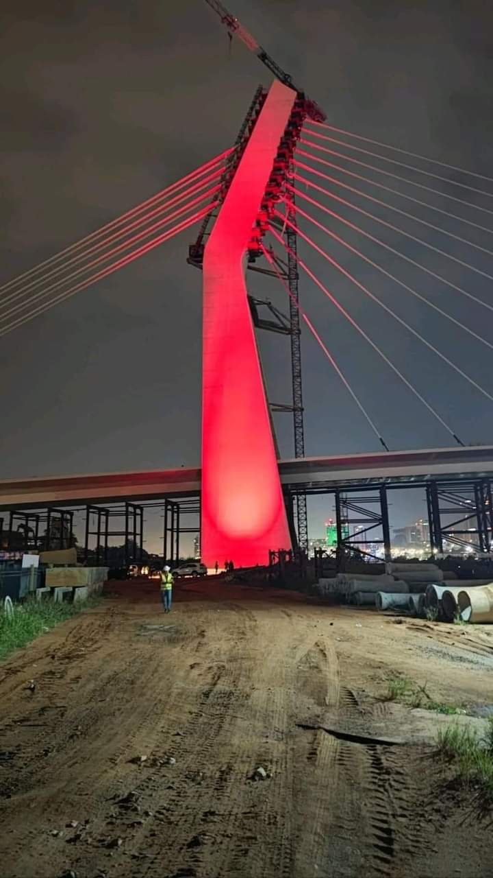 Image de Politique. C'est en fait un test de lumière qui a été fait sur le 5ème pont d'Abidjan qui relie les communes de Cocody et Plateau. Grâce à ce test, l'on a un aperçu de comment brillera ce chef d'œuvre lors de son ouverture prévue d'ici la fin du mois de Mars. Appréciez et laissez votre avis. Beau ou pas beau?