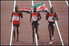 Image de Sport. Nous sommes à la fin des championnats du monde d’athlétisme et tout le continent africain se sent honorer par la performance du Kenya qui s’est classé en tête du classement des médailles à la fin du championnat devant le Jamaïque et les Etats-Unis avec 16 médailles dont 7 en Or m, 6 en argent et 3 en bronze. Cette belle performance exceptionnelle est due au fait que le Kenya s’est imposée dans quelques disciplines dans lesquels il n’arrivait pas encore à s’imposer. Nous nous réjouissons pour ce beau pays de l’athlétisme et espérons que l’ensemble du continent retiendra la leçon qui est qu’on n’a pas forcement besoin d’aller en occident pour avoir les meilleurs entrainements. En s’entrainant sur le continent africain, on peut aussi produit de bons résultats. L’essentiel est de persévérer et d’être courageux car à force de travailler, on finit toujours par gagner.