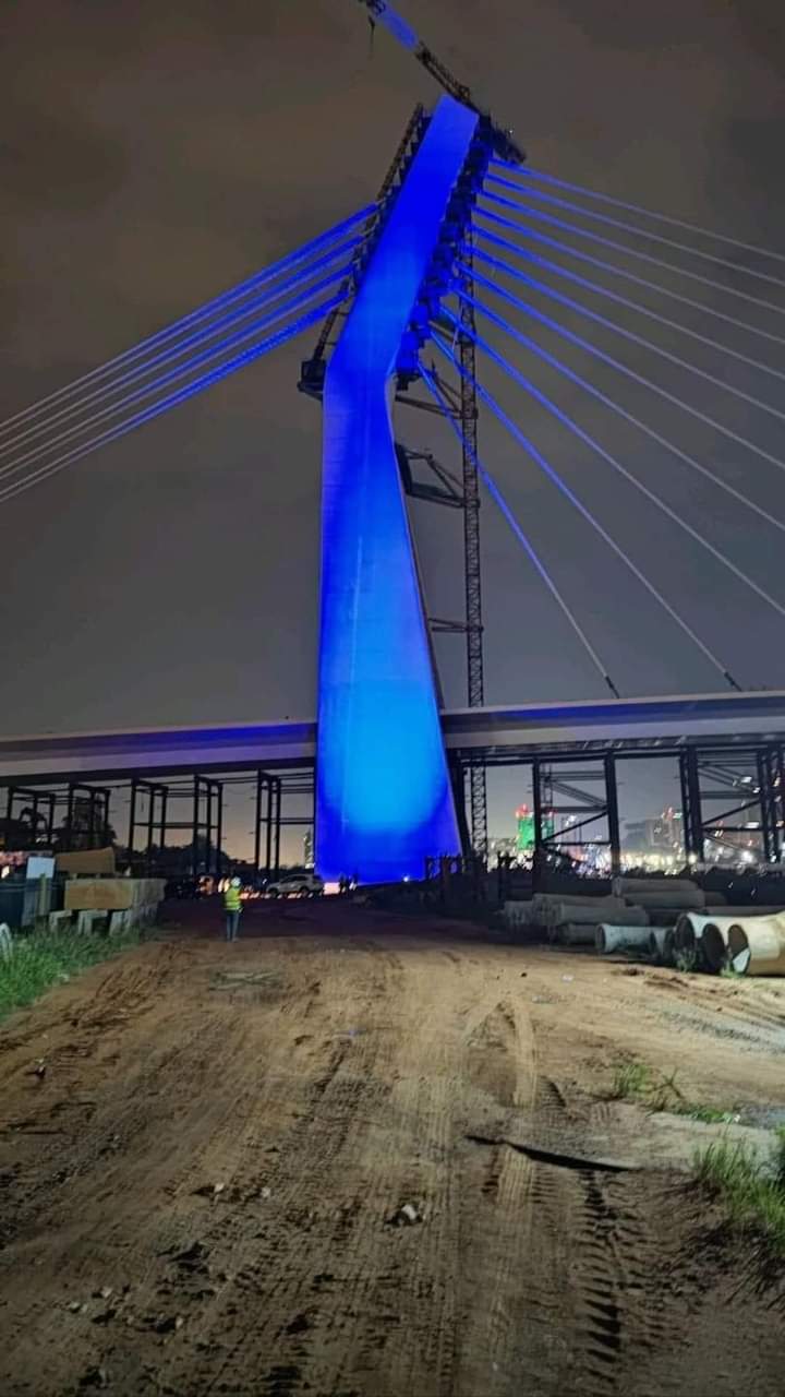 Deuxième Image de Politique. C'est en fait un test de lumière qui a été fait sur le 5ème pont d'Abidjan qui relie les communes de Cocody et Plateau. Grâce à ce test, l'on a un aperçu de comment brillera ce chef d'œuvre lors de son ouverture prévue d'ici la fin du mois de Mars. Appréciez et laissez votre avis. Beau ou pas beau?