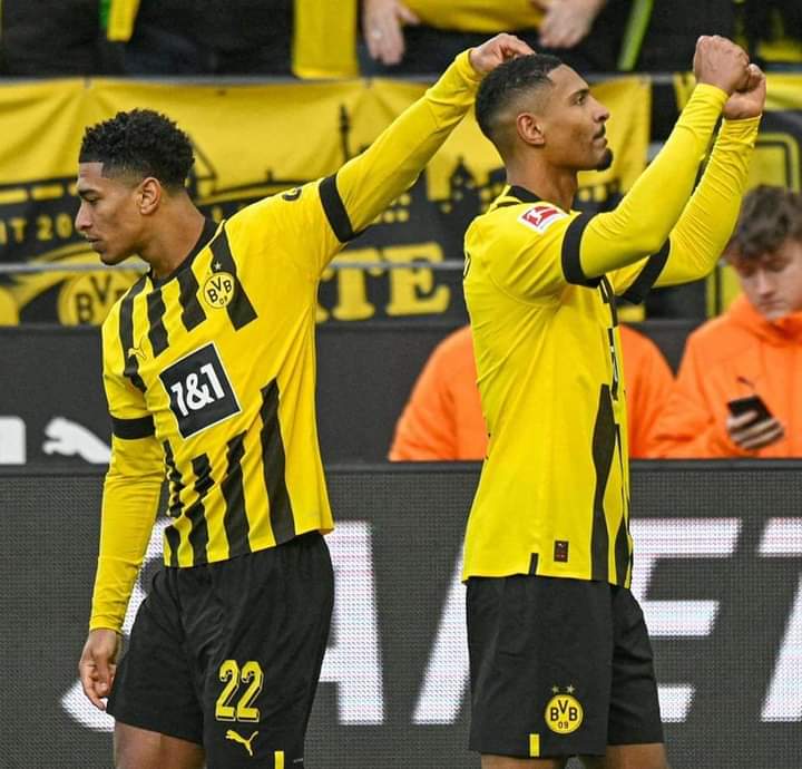 Image de Football. L'attaquant ivoirien de Borussia Dortmund, Sébastien Haller, semble revenir à son niveau d'avant la maladie. Seb semble n'avoir rien perdu de son talent de buteur. Il a inscrit un doublé face à Köln FC ce qui a permis à son équipe de remporter le match par 6 buts à 1. J'espère que Sébastien reviendra au top de sa forme physique pour la CAN 2023 qui se tiendra en début d'année 2024 en Côte d'ivoire. Qu'en dites vous?