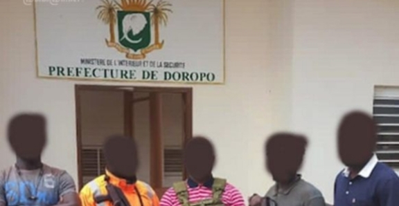 Image de Affaires Etrangères. Des policiers ivoiriens ont été arrêtés par des chasseurs traditionnels appelés "dozos" alors qu'ils ont pénétré sur le territoire Burkinabé pendant une enquête. Certainement que les chasseurs ont voulu se rassurer qu'ils n'avaient pas affaire à des espions quand à la situation politico-militaire qui prévaut actuellement au Burkina Faso. Mais tout finira par s'arranger, et les ivoiriens seront libérés et ramenés au poste administratif frontalier du côté ivoirien, à Doropo. Que dire de cet incident?