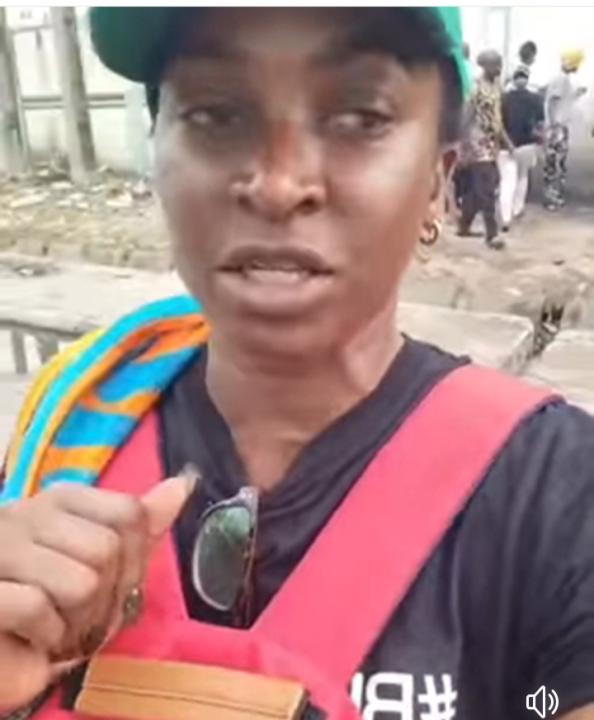 Deuxième Image de Célébrités. Deux super actrices Nollywood disent avoir reçu des menaces lors des élections présidentielles qui se sont tenues récemment au Nigeria. C'est via des vidéos sur leurs réseaux sociaux que Kate Henshaw et Omoni Oboli vont partager leurs inquiétudes et donner des réponses à leurs détracteurs. Pour chacune d'elles, aucune menace n'aurait pu les empêcher d'exprimer leur devoir citoyen. L'une, Omoni, dit avoir vu son bureau de vote délocaliser vers une autre quartier à cause des manifestations et l'autre, Kate, des intimidations qui visaient à la convaincre à voter pour un candidat qu'elle n'avait pas choisi. Serait-ce là la face cachée de la récente élections au Nigéria? Pensez vous que les intimidations existent réellement pendant les élections? Voici leurs témoignages :