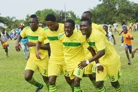 Image de Football. Le promu, le FC Moossou domine le début de championnat. En tête devant l’Africa Sport (10 pts), le Fc Moossou (13 pts), créé une surprise après 5 journées. Alors que son objectif premier était le maintien, il est clair que ce début de championnat magnifique va modifier les ambitions du club qui certainement voudrait croire ses chances de remporter le titre à l’issu de la 26ème journée du championnat qui marquera la fin de la compétition. J’espère que le club pourra tenir la route et que ce n’est juste pas un zèle de promu.