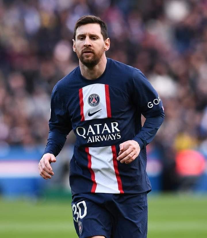 Image de Football. Les choses semblent se compliquer pour la dream-team du championnat français. La machine semble s'être enrayée. Rien ne va plus. Le PSG a déçu ses supporters après avoir été battu à domicile par le Stade Rennais 0-2. L'inefficacité des attaquants parisiens est visiblement le plus gros fait à retenir de cette défaite. Appréciez le résumé du match et donnez votre avis: