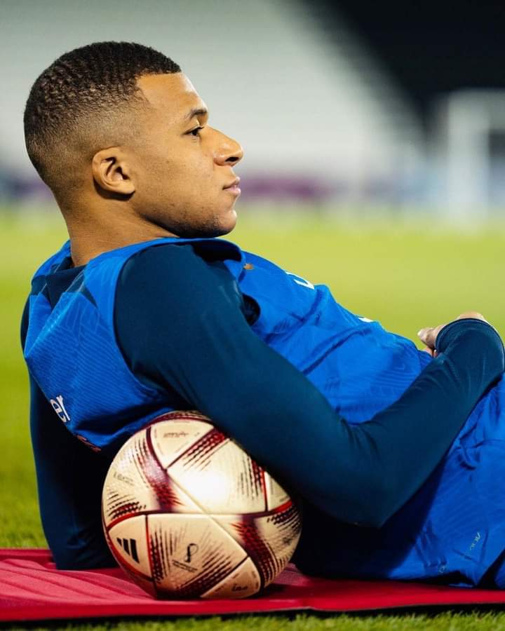 Deuxième Image de Football. Les choses semblent se compliquer pour la dream-team du championnat français. La machine semble s'être enrayée. Rien ne va plus. Le PSG a déçu ses supporters après avoir été battu à domicile par le Stade Rennais 0-2. L'inefficacité des attaquants parisiens est visiblement le plus gros fait à retenir de cette défaite. Appréciez le résumé du match et donnez votre avis: