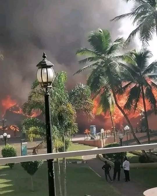 Image de Faits Divers. Un incendie s'est déclaré au Golf Hôtel à Cocody, dans la commune d'Abidjan. Soyez en rassurés, seul un hangar a été embrasé par le feu. Le grand bâtiment abritant les chambres et autres n'a pas été affecté par cet incident grâce à la réaction rapide des pompiers. Connaissez vous cet hôtel? L'avez vous déjà fréquenté?