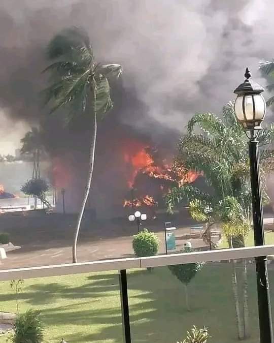 Deuxième Image de Faits Divers. Un incendie s'est déclaré au Golf Hôtel à Cocody, dans la commune d'Abidjan. Soyez en rassurés, seul un hangar a été embrasé par le feu. Le grand bâtiment abritant les chambres et autres n'a pas été affecté par cet incident grâce à la réaction rapide des pompiers. Connaissez vous cet hôtel? L'avez vous déjà fréquenté?