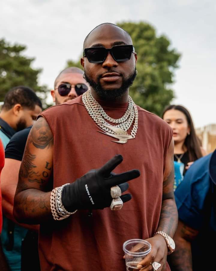 Image de Musique/Radio. Absent de la scène depuis plus d'un moment, la superstar Nigeriane, Davido, a annoncé son grand retour sur la scène avec son 4ème album dénommé "Timeless". La sortie de "Timeless" est prévue pour le 30 mars prochain. Une information qui, bien évidemment, fait le bonheur de ses fans qui certainement étaient en manque des sonorités musicales de leur idole. Rappelons que Davido s'était recroquevillé dans le silence après le décès de son fils l'an dernier. J'ai vraiment hâte de découvrir ce que nous prépare ce faiseur de hits. Vous a-t-il manqué?