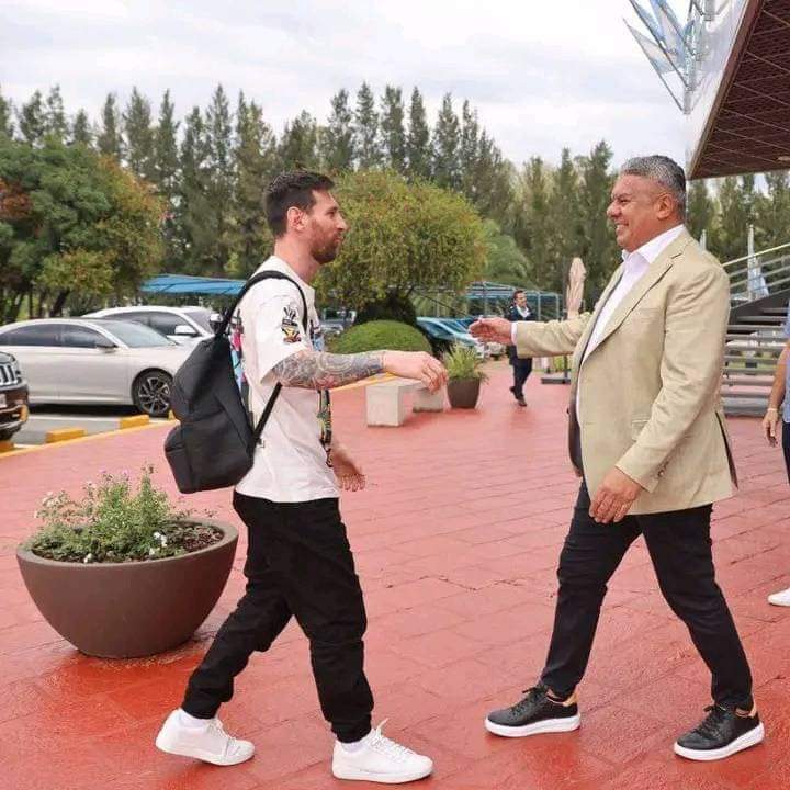 Image de Football. L'Argentin Lionel Messi est arrivé en Argentine afin de prendre part à la rencontre entre son pays et le Panama dans le cadre des qualifications pour la coupe d'Amérique. Que fut grande la surprise du champion du monde que d'être accueilli à sa descente d'avion par le plus haut responsable de sa fédération. Une marque d'attention qui démontre du caractère spécial que l'on accorde au sept fois ballon d'or qu'il est. Rappelons que ce sera le premier match de l'argentine depuis son sacre à la coupe du monde au Qatar. Ce sera une occasion pour le joueur de rassurer que tout va bien en dépit de la situation en club. Pensez vous qu'il fera mieux qu'au PSG?