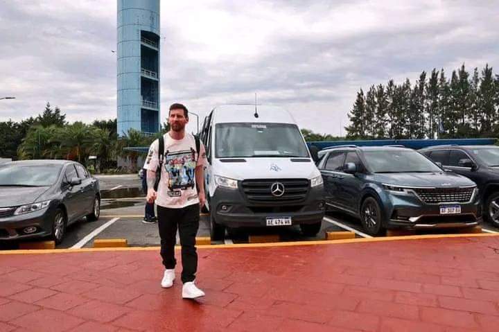 Deuxième Image de Football. L'Argentin Lionel Messi est arrivé en Argentine afin de prendre part à la rencontre entre son pays et le Panama dans le cadre des qualifications pour la coupe d'Amérique. Que fut grande la surprise du champion du monde que d'être accueilli à sa descente d'avion par le plus haut responsable de sa fédération. Une marque d'attention qui démontre du caractère spécial que l'on accorde au sept fois ballon d'or qu'il est. Rappelons que ce sera le premier match de l'argentine depuis son sacre à la coupe du monde au Qatar. Ce sera une occasion pour le joueur de rassurer que tout va bien en dépit de la situation en club. Pensez vous qu'il fera mieux qu'au PSG?