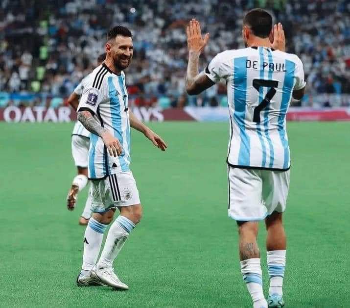 Troisième Image de Football. L'Argentin Lionel Messi est arrivé en Argentine afin de prendre part à la rencontre entre son pays et le Panama dans le cadre des qualifications pour la coupe d'Amérique. Que fut grande la surprise du champion du monde que d'être accueilli à sa descente d'avion par le plus haut responsable de sa fédération. Une marque d'attention qui démontre du caractère spécial que l'on accorde au sept fois ballon d'or qu'il est. Rappelons que ce sera le premier match de l'argentine depuis son sacre à la coupe du monde au Qatar. Ce sera une occasion pour le joueur de rassurer que tout va bien en dépit de la situation en club. Pensez vous qu'il fera mieux qu'au PSG?