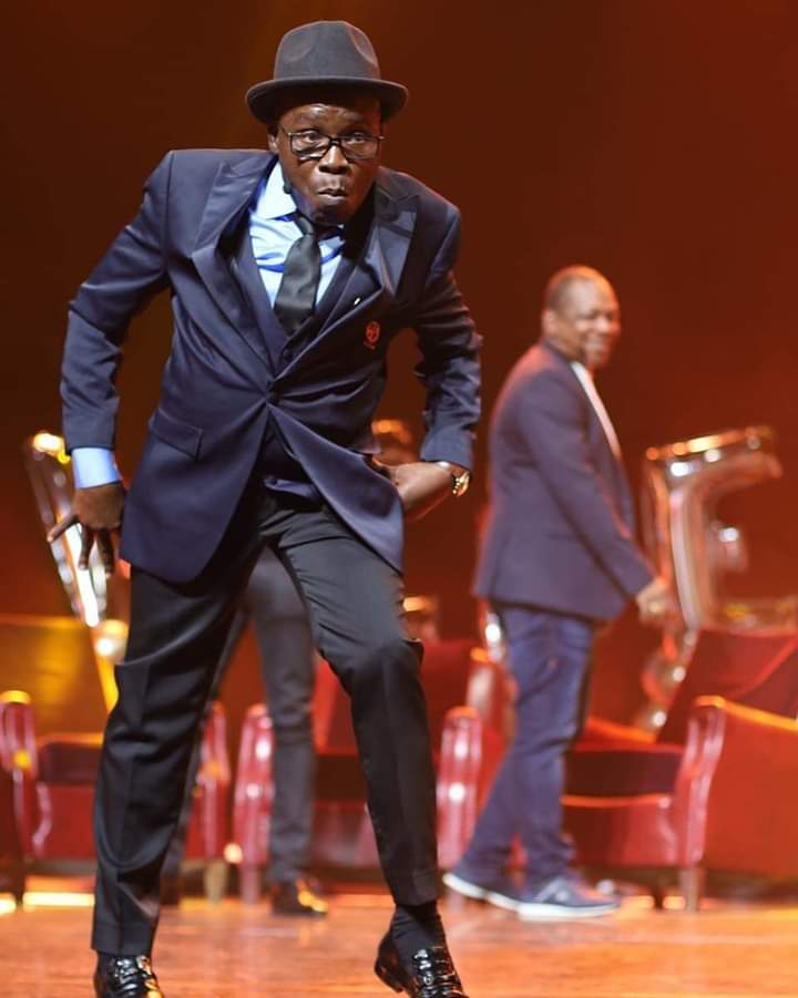 Image de Célébrités. L'humoriste Ivoirien Michel Gohou s'est produit ce dimanche 19 Mars au Casino de Paris. Pour le moins que l'on peut dire c'est que la fête fut une réussite. La salle était super comble et l'artiste a su communiquer le délire que l'on lui reconnaît. Tout semble bien marcher pour notre Gohou national. Toutes nos félicitations à l'artiste. Que pensez-vous de l'artiste?