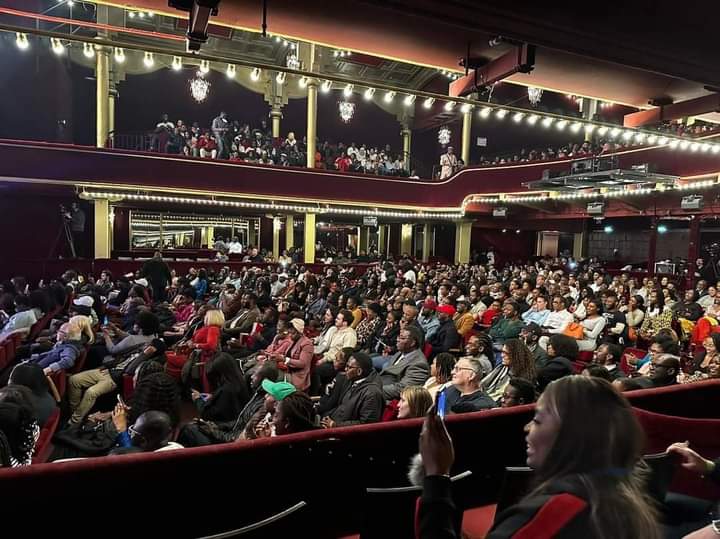 Deuxième Image de Célébrités. L'humoriste Ivoirien Michel Gohou s'est produit ce dimanche 19 Mars au Casino de Paris. Pour le moins que l'on peut dire c'est que la fête fut une réussite. La salle était super comble et l'artiste a su communiquer le délire que l'on lui reconnaît. Tout semble bien marcher pour notre Gohou national. Toutes nos félicitations à l'artiste. Que pensez-vous de l'artiste?