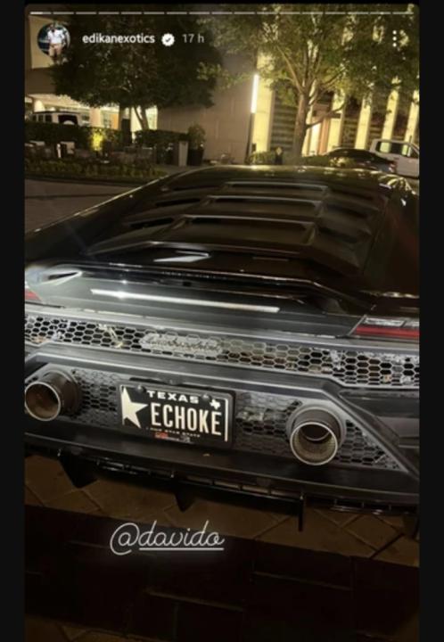 Deuxième Image de Célébrités. C'est une histoire sur laquelle Davido ne s'est pas encore prononcé. En effet, un concessionnaire automobile "Edikanexotics" a publié sur son compte Instagram l'image d'un nouveau modèle Lamborghini, puis tagué la star nigériane Davido. Aussi, la mention "Echoke" sur la plaque établit un lien entre la voiture et Davido. C'est une expression très appréciée de l'artiste. Cela a suffit pour convaincre la toile que cette voiture est celle de Davido. Quel est votre avis sur la question? Serait-ce réellement la voiture de Davido sachant qu'il adore les bolides?