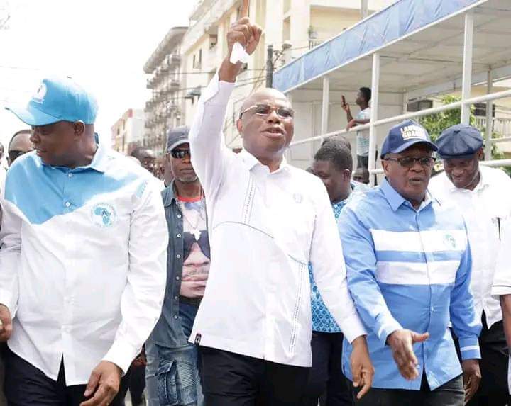 Image de Politique. Vous souvenez vous des militants du PPA-CI (Parti Des Peuples Africains - Côte d'Ivoire ) condamnés pour troubles à l'ordre public pour être allés soutenir leur leader Damana Adia Pickass (Secrétaire Général du parti) lors de sa première audition devant la justice ivoirienne? Et oui c'est d'eux qu'il est question. Leur peine a simplement été confirmée par la Cour d'Appel seulement ce sera en sursis et non ferme. Ce qui veut dire qu'ils ne purgeront pas leur peine derrière les barreaux. Que dire de cette peine? Est elle clémente ou sévère?