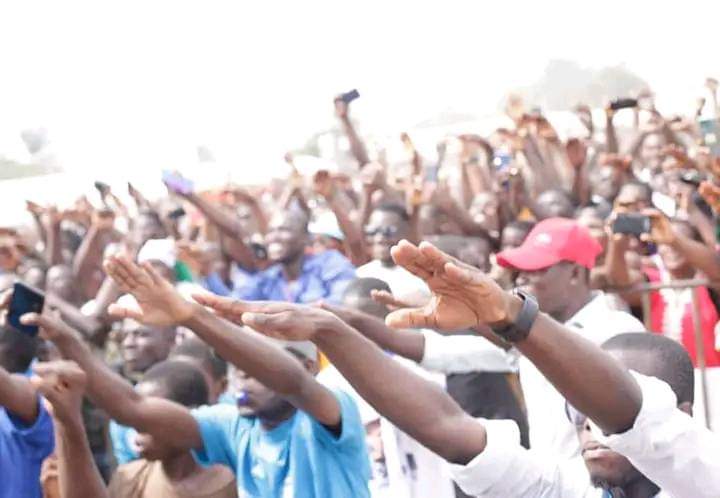 Deuxième Image de Politique. Vous souvenez vous des militants du PPA-CI (Parti Des Peuples Africains - Côte d'Ivoire ) condamnés pour troubles à l'ordre public pour être allés soutenir leur leader Damana Adia Pickass (Secrétaire Général du parti) lors de sa première audition devant la justice ivoirienne? Et oui c'est d'eux qu'il est question. Leur peine a simplement été confirmée par la Cour d'Appel seulement ce sera en sursis et non ferme. Ce qui veut dire qu'ils ne purgeront pas leur peine derrière les barreaux. Que dire de cette peine? Est elle clémente ou sévère?