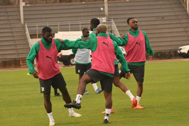 Deuxième Image de Football. Les éléphants de Côte d'Ivoire, qualifiés d'office pour la CAN 2023 qui se déroulera en terre ivoirienne, croiseront le fer avec les Comores ce Samedi 24 Mars 2023 au stade de Bouaké. À cet effet, les deux équipes sont déjà à Bouaké, les entraînements ont démarré et il faut dire que toute l'artillerie ivoirienne est présente. Les éléphants se doivent de rassurer sur leurs installations. Ce match compte pour la 3ème journée des qualifications. Qui selon vous, remportera le match?