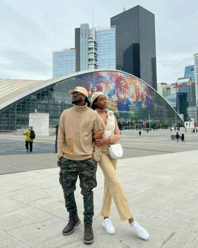 Image de Célébrités. Le célèbre artiste nigérian du groupe P-Square connu sur le pseudo de "Rudeboy" Paul Okoyé semble avoir repris goût en l'amour après son divorce de l'an passé. Comme l'on peut l'apercevoir sur une photo publiée par Zenny, la nouvelle fiancée de l'artiste, les deux tourtereaux passent du bon temps à Paris, la ville de l'amour. Que c'est beau l'amour. Je ne peux que leurs souhaiter que du bonheur et longue vie à la relation. Que pensez vous de cette relation?