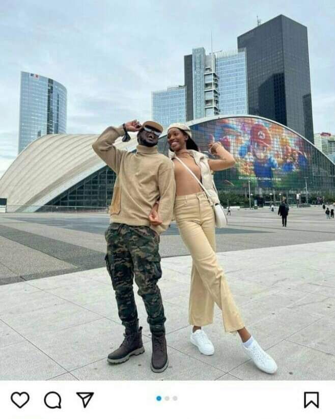 Deuxième Image de Célébrités. Le célèbre artiste nigérian du groupe P-Square connu sur le pseudo de "Rudeboy" Paul Okoyé semble avoir repris goût en l'amour après son divorce de l'an passé. Comme l'on peut l'apercevoir sur une photo publiée par Zenny, la nouvelle fiancée de l'artiste, les deux tourtereaux passent du bon temps à Paris, la ville de l'amour. Que c'est beau l'amour. Je ne peux que leurs souhaiter que du bonheur et longue vie à la relation. Que pensez vous de cette relation?