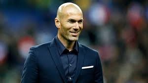 Image de Football. L’annonce vient d’être faite par les dirigeants du club le plus titré du monde. En effet, Zinedine Zidane a été nommé à la tête de l’équipe a du real de Madrid pour succéder à Carlos Ancelotti. Une confiance que les dirigeants du club ont bien voulu placer en cet homme qui a fait beaucoup pour le club en tant que joueur et très apprécié des dirigeants et supporters du club. Nous espérons qu’il sera juste à la hauteur de la responsabilité qui lui est confiée.