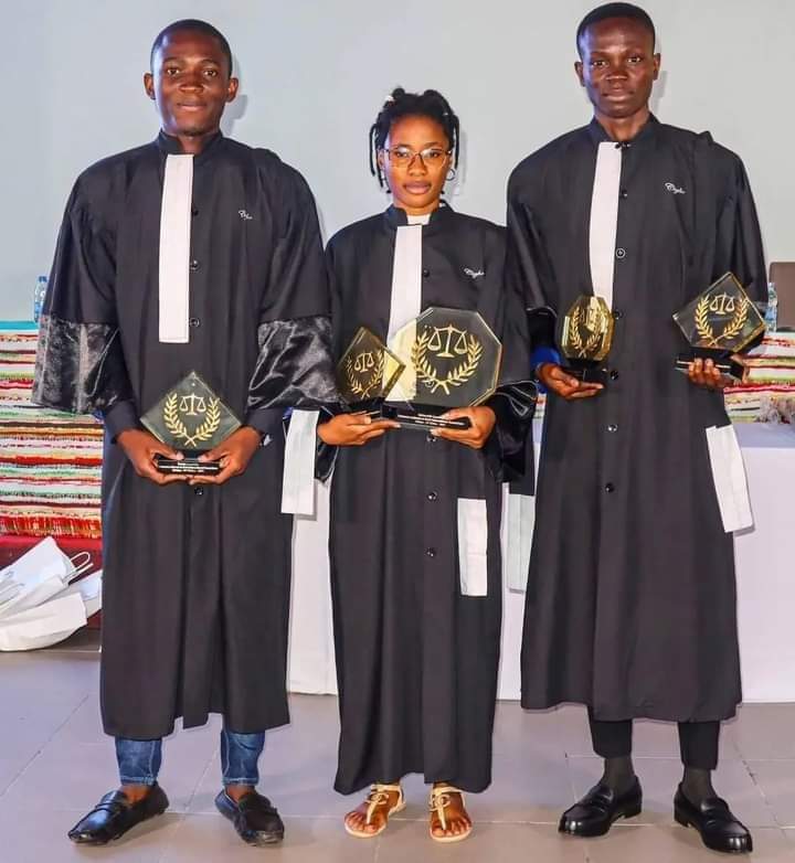 Image de Études/Devoirs. Il s'agit de trois étudiants de l'Université Lorougnon Guedé. Olive Konan, Amoikon Gilles Boua et Bamba Michel Zarationon ont fait honneur à la Côte d'Ivoire en se classant au deuxième rang au prestigieux concours mondial de droit Jean Pictet. Toutes nos félicitations à ces étudiants qui font ainsi honneur à tout le système universitaire ivoirien. Ce genre de résultats démontre que notre enseignement ne souffrirait pas aussi mal que l'on pourrait le penser, ou serait-ce une performance individuelle, liée aux personnes? Serait-ce juste des cracks? Qu'en dites vous?