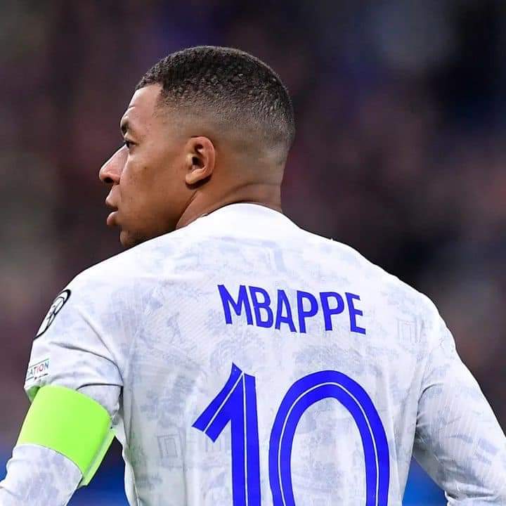 Image de Football. Que se passe t-il au PSG? C'est la question que l'on pourrait se poser face aux performances assez satisfaisantes de ses cadres en équipe nationale. Après un superbe but de la Pulga face au Panama, Kylian Mbappé lui aussi, s'est offert un doublé face aux Pays- Bas en qualification de l'Euro 2024. Qu'est ce qui ne va donc pas au PSG selon vous?