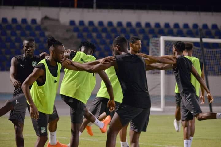 Image de Football. Après leur victoire trois buts à un (3-1) à domicile face aux Comores lors de la troisième journée aller des qualifications de la CAN 2023, les éléphants de Côte d'Ivoire sont en terre comorienne pour le match retour. Sébastien Haller et ses coéquipiers comptent ramener les 3 points de la rencontre prévu ce jour autour de 17h. Nous ne pouvons que leur souhaiter bonne chance tout en rappelant que la Côte d'Ivoire qui organise la coupe en 2023 est déjà qualifiée. Pensez vous que les Comores peuvent prendre leur revanche en battant les ivoiriens?