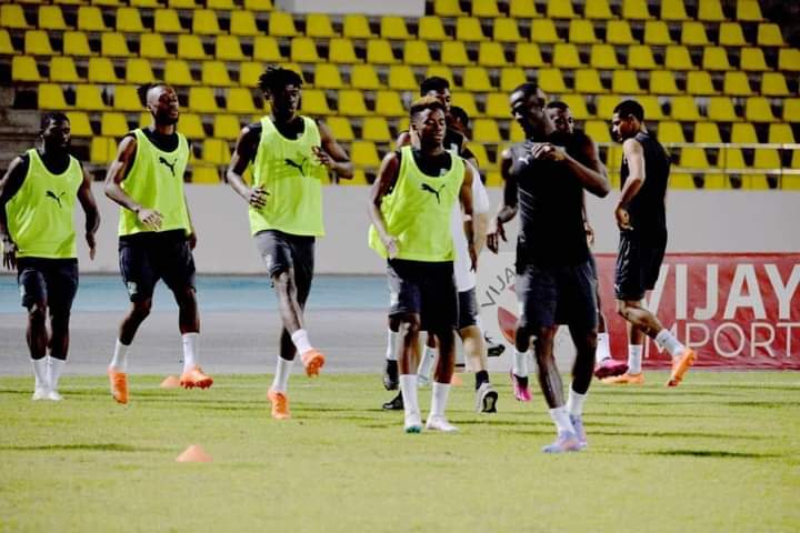 Deuxième Image de Football. Après leur victoire trois buts à un (3-1) à domicile face aux Comores lors de la troisième journée aller des qualifications de la CAN 2023, les éléphants de Côte d'Ivoire sont en terre comorienne pour le match retour. Sébastien Haller et ses coéquipiers comptent ramener les 3 points de la rencontre prévu ce jour autour de 17h. Nous ne pouvons que leur souhaiter bonne chance tout en rappelant que la Côte d'Ivoire qui organise la coupe en 2023 est déjà qualifiée. Pensez vous que les Comores peuvent prendre leur revanche en battant les ivoiriens?