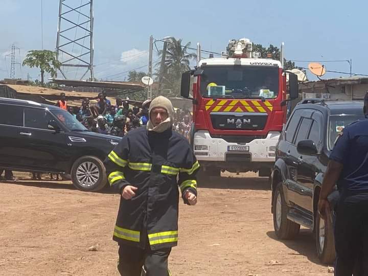 Image de Faits Divers. Que c'est triste ce qui s'est produit hier, à Port Bouet, Petit Bassam. L'usine de fabrication de matelas Fiesta a subi un incendie qui a finalement été maîtrisé par les sapeurs pompiers venus de la base française 43ème Bima, basée non loin du site du sinistre. Mais pendant que l'on pensait à comment éteindre le feu, certains ont profité de l'occasion pour opérer du pillage. Les matelas ont été emportés par les badauds oubliant que nos frères travaillent au sein de cette usine et que sans ressources, elle ne pourra plus fonctionner. Est ce normale cette réaction des badauds? Est ce de l'incivisme ou juste une situation de pauvreté?