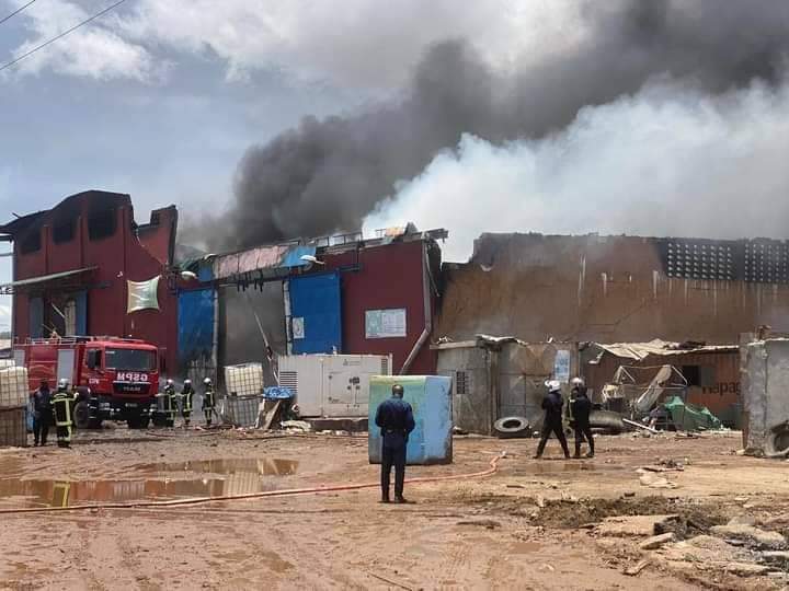 Deuxième Image de Faits Divers. Que c'est triste ce qui s'est produit hier, à Port Bouet, Petit Bassam. L'usine de fabrication de matelas Fiesta a subi un incendie qui a finalement été maîtrisé par les sapeurs pompiers venus de la base française 43ème Bima, basée non loin du site du sinistre. Mais pendant que l'on pensait à comment éteindre le feu, certains ont profité de l'occasion pour opérer du pillage. Les matelas ont été emportés par les badauds oubliant que nos frères travaillent au sein de cette usine et que sans ressources, elle ne pourra plus fonctionner. Est ce normale cette réaction des badauds? Est ce de l'incivisme ou juste une situation de pauvreté?