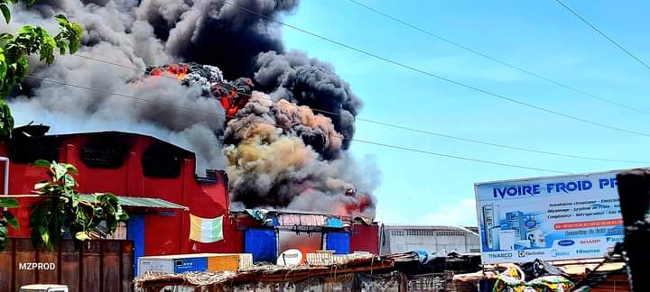 Quatrième Image de Faits Divers. Que c'est triste ce qui s'est produit hier, à Port Bouet, Petit Bassam. L'usine de fabrication de matelas Fiesta a subi un incendie qui a finalement été maîtrisé par les sapeurs pompiers venus de la base française 43ème Bima, basée non loin du site du sinistre. Mais pendant que l'on pensait à comment éteindre le feu, certains ont profité de l'occasion pour opérer du pillage. Les matelas ont été emportés par les badauds oubliant que nos frères travaillent au sein de cette usine et que sans ressources, elle ne pourra plus fonctionner. Est ce normale cette réaction des badauds? Est ce de l'incivisme ou juste une situation de pauvreté?