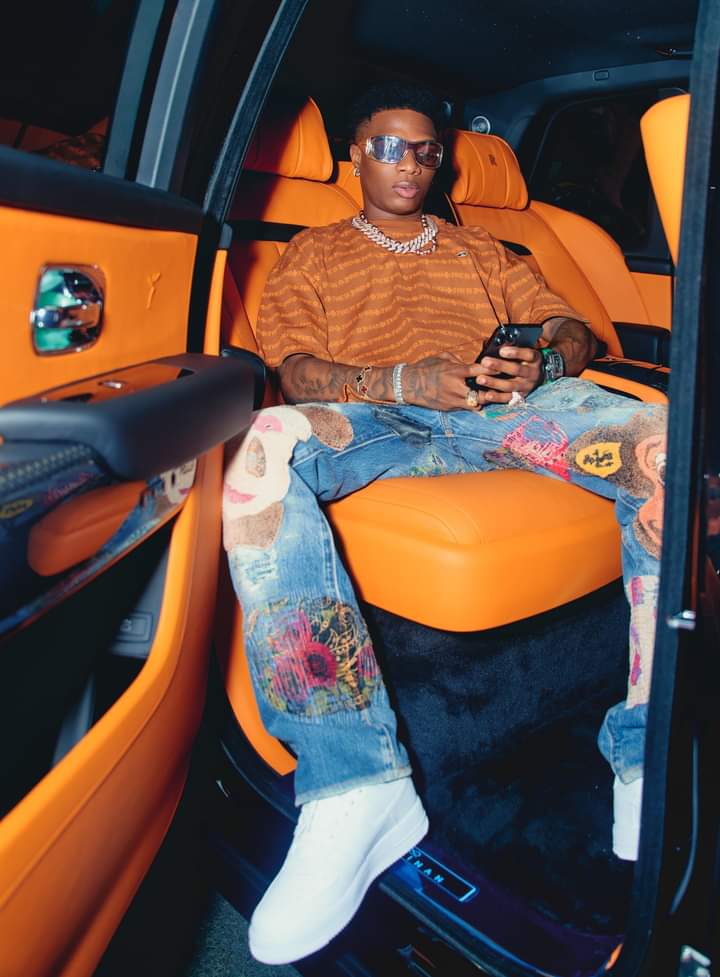 Image de Musique/Radio. L'avez vous déjà vu? Si c'est non alors vous devez le voir. Le tout dernier son de la superbe star nigeriane Wizkid "Money & Love" est disponible depuis hier sur les plateformes de téléchargement et d'écoute. Pour seulement 24h, il faut dire que les fans étaient à l'affût de l'opus tant annoncé qui comptabilise près de 500.000 vues sur YouTube. Visualisez la qualité du son et du clip et donnez moi vos impressions.