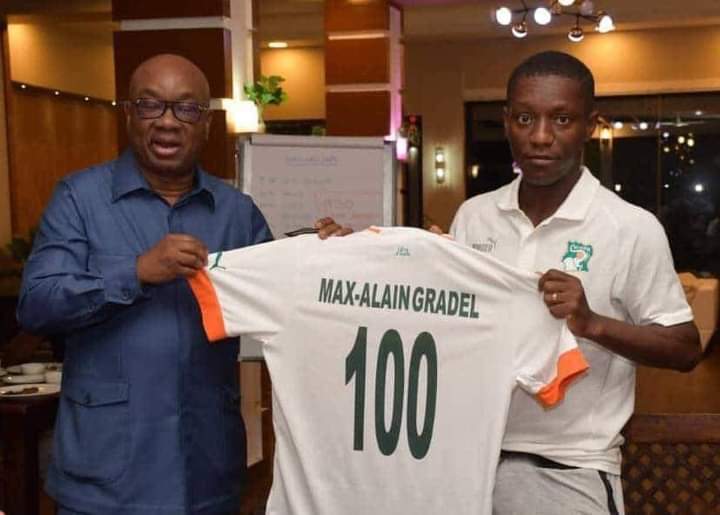 Image de Football. Le capitaine des éléphants Max Alain Gradel, âgé de 35 ans, a atteint le cap de 100 sélections avec l'équipe nationale ivoirienne. Une longévité qui a été saluée par plusieurs sommités du football ivoirien dont l'ex capitaine, Didier Drogba. Rappelons que Gradel est en sélection depuis 2011, a participé à 6 CAN (remportant celle de 2015) et marqué 16 buts. Que dites vous de la carrière du joueur?