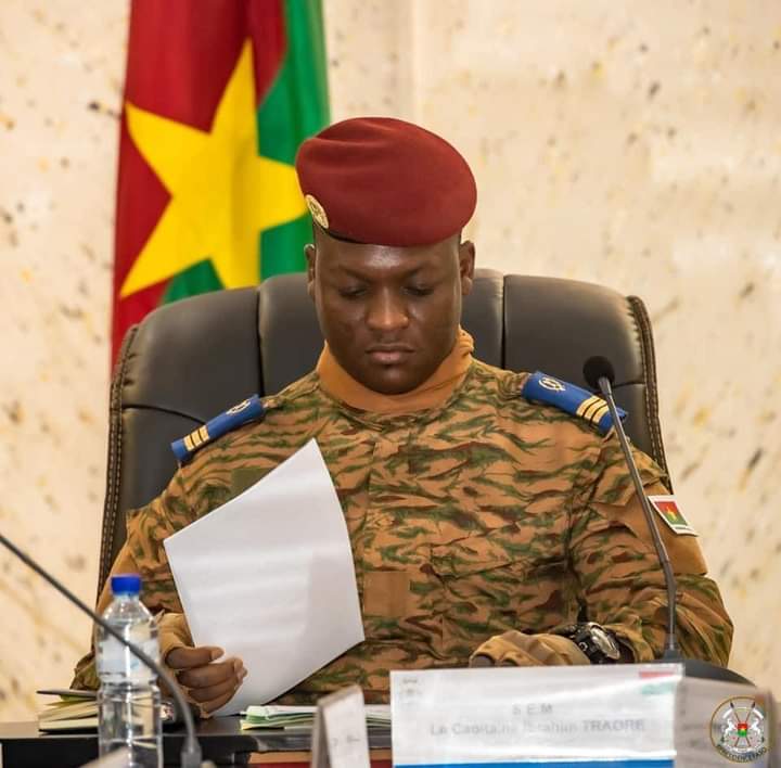 Image de Affaires Etrangères. Les relations diplomatiques entre la Côte d'Ivoire et le Burkina semblent bien se porter comme le témoigne la collaboration militaire naissante entre ses deux nations voisines. C'est l'information qu'a laissé entendre le gouvernement burkinabé. Le Burkina Faso et la Côte d'Ivoire se mettent ensemble pour lutter contre le terrorisme dans la région. C'est un accord consécutif aux dons en matériels militaires que le gouvernement ivoirien a offert au pays frère. Pour se faire, ils procéderont par des opérations conjointes. Que signifie un tel aveu? La Côte d'Ivoire serait elle mieux préparée que le Burkina face au terrorisme jusqu'à remplacer la France dans cette lutte? Rappelons que la France y était pour la même cause: lutter contre le terrorisme au Burkina.