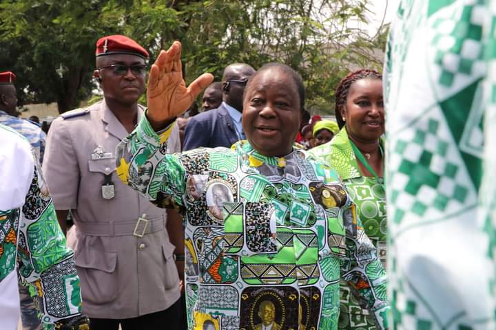 Image de Politique. Rien n'est encore officiel mais cela reste une évidence. Le Président Henri Konan Bédié sera reconduit à la tête du Parti Démocratique de Côte d'Ivoire (PDCI), le plus vieux parti politique ivoirien. A plus de 80 ans, le président sortant Henri Konan Bédié a été désigné candidat unique pour l'élection à la présidence du parti prévue lors du 13ème congrès en Juin prochain. Il semblerait qu'à l'instar des autres présidents de parti que sont Laurent Gbagbo et Alassane Ouattara, l'heure n'est pas encore au changement. Ne dit-on pas qu'on ne change pas l'équipe qui gagne? A cette allure, ceux ci finiront pas avoir un statut d'immortels à la tête de leurs différents partis politiques. Qu'en pensez vous?