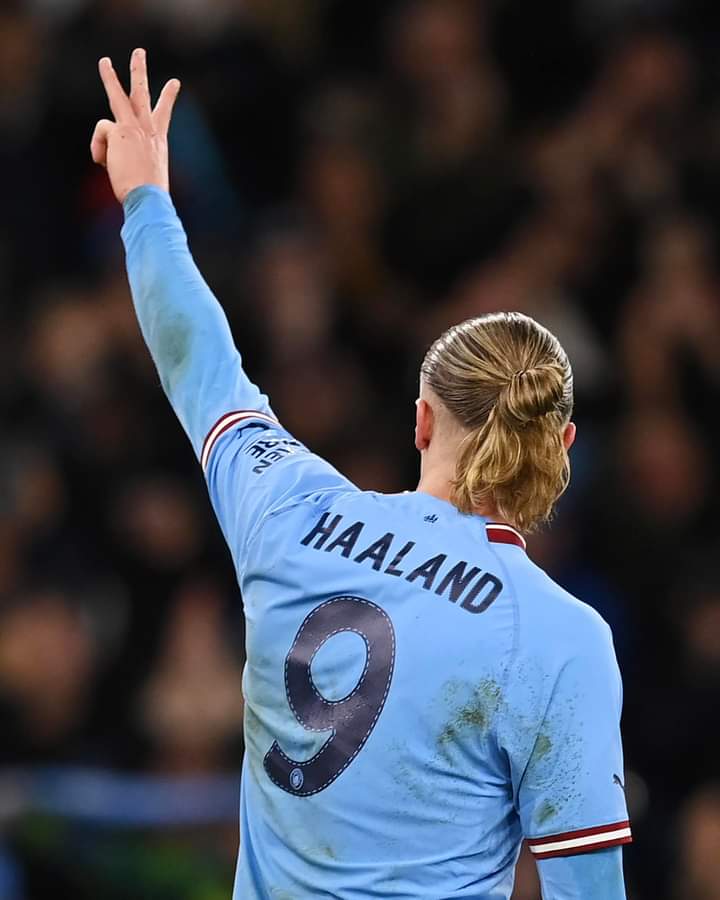 Image de Football. L'attaquant norvégien de Manchester City, Erling Haaland, l'un des favoris pour le Ballon d'or 2023 avec plus de 33 buts, a exprimé sa volonté de remporter le trophée par mérite. L'attaquant, répondant à une question sur le ballon d'or, a dit qu'il souhaiterait remporter 5 ballons d'or comme Cristiano Ronaldo. À la question de savoir pourquoi pas 7 comme Messi, le joueur répond qu'il dit vouloir remporter (mériter) ses trophées et non les voler, insinuant ainsi que certains trophées de l'argentin n'ont été mérités. Que pensez vous de cette sortie du meilleur buteur européen de la saison?