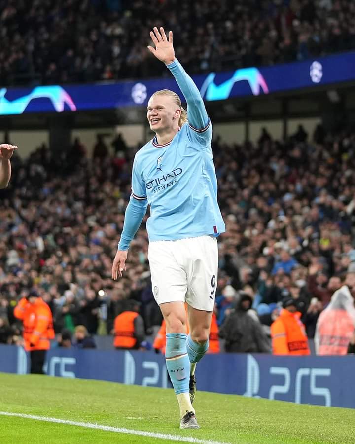 Deuxième Image de Football. L'attaquant norvégien de Manchester City, Erling Haaland, l'un des favoris pour le Ballon d'or 2023 avec plus de 33 buts, a exprimé sa volonté de remporter le trophée par mérite. L'attaquant, répondant à une question sur le ballon d'or, a dit qu'il souhaiterait remporter 5 ballons d'or comme Cristiano Ronaldo. À la question de savoir pourquoi pas 7 comme Messi, le joueur répond qu'il dit vouloir remporter (mériter) ses trophées et non les voler, insinuant ainsi que certains trophées de l'argentin n'ont été mérités. Que pensez vous de cette sortie du meilleur buteur européen de la saison?