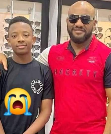 Image de Célébrités. C'est un malheur que l'on ne peut souhaiter à aucun parent. Mais hélas, nul ne peut rien face à la mort. L'acteur Nollywood Yul Edochie vient de perdre son fils aîné de 16 ans qui est décédé suite à une crise survenue sur le terrain de football. Selon un témoignage, l'enfant aurait étudié toute la nuit pour préparer son examen d'école. C'est après son examen qu'il s'est retrouvé sur le terrain de football. C'est alors qu'il jouait avec ses amis sur ce terrain qu'il fera la crise. Conduit immédiatement à l'hôpital, le jeune homme ne survivra pas. Brisé par cette perte, l'acteur a sollicité une enquête afin d'apporter plus de détails dans cette affaire. Souhaitons toutes nos condoléances à l'acteur.