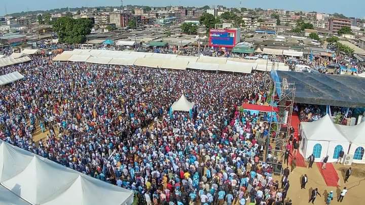 Deuxième Image de Politique. Ce fut le meeting de la Renaissance. C'était l'occasion pour le Président du PPA-CI, le Président Laurent Gbagbo, de renouer avec les habitants de Yopougon après plus de 13 ans. Cette absence s'explique par le fait d'avoir été absent du pays près de 12 ans après avoir fait la prison suite à la crise post-électorale de 2010. S'inscrivant dans la préparation des municipales prochaines et dans le but de ne pas perdre son bastion dans le grand Abidjan, le président Laurent Gbagbo a souhaité remobiliser et rassurer la population de Yopougon. Il faut dire que la population a répondu à l'appel vu le monde qui s'est regroupé à la place Ficgayo. Pensez vous que Yopougon demeure toujours le fief de Gbagbo?