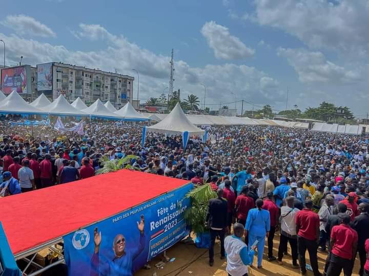 Troisième Image de Politique. Ce fut le meeting de la Renaissance. C'était l'occasion pour le Président du PPA-CI, le Président Laurent Gbagbo, de renouer avec les habitants de Yopougon après plus de 13 ans. Cette absence s'explique par le fait d'avoir été absent du pays près de 12 ans après avoir fait la prison suite à la crise post-électorale de 2010. S'inscrivant dans la préparation des municipales prochaines et dans le but de ne pas perdre son bastion dans le grand Abidjan, le président Laurent Gbagbo a souhaité remobiliser et rassurer la population de Yopougon. Il faut dire que la population a répondu à l'appel vu le monde qui s'est regroupé à la place Ficgayo. Pensez vous que Yopougon demeure toujours le fief de Gbagbo?