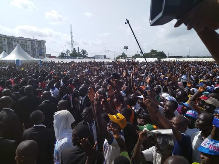 Quatrième Image de Politique. Ce fut le meeting de la Renaissance. C'était l'occasion pour le Président du PPA-CI, le Président Laurent Gbagbo, de renouer avec les habitants de Yopougon après plus de 13 ans. Cette absence s'explique par le fait d'avoir été absent du pays près de 12 ans après avoir fait la prison suite à la crise post-électorale de 2010. S'inscrivant dans la préparation des municipales prochaines et dans le but de ne pas perdre son bastion dans le grand Abidjan, le président Laurent Gbagbo a souhaité remobiliser et rassurer la population de Yopougon. Il faut dire que la population a répondu à l'appel vu le monde qui s'est regroupé à la place Ficgayo. Pensez vous que Yopougon demeure toujours le fief de Gbagbo?