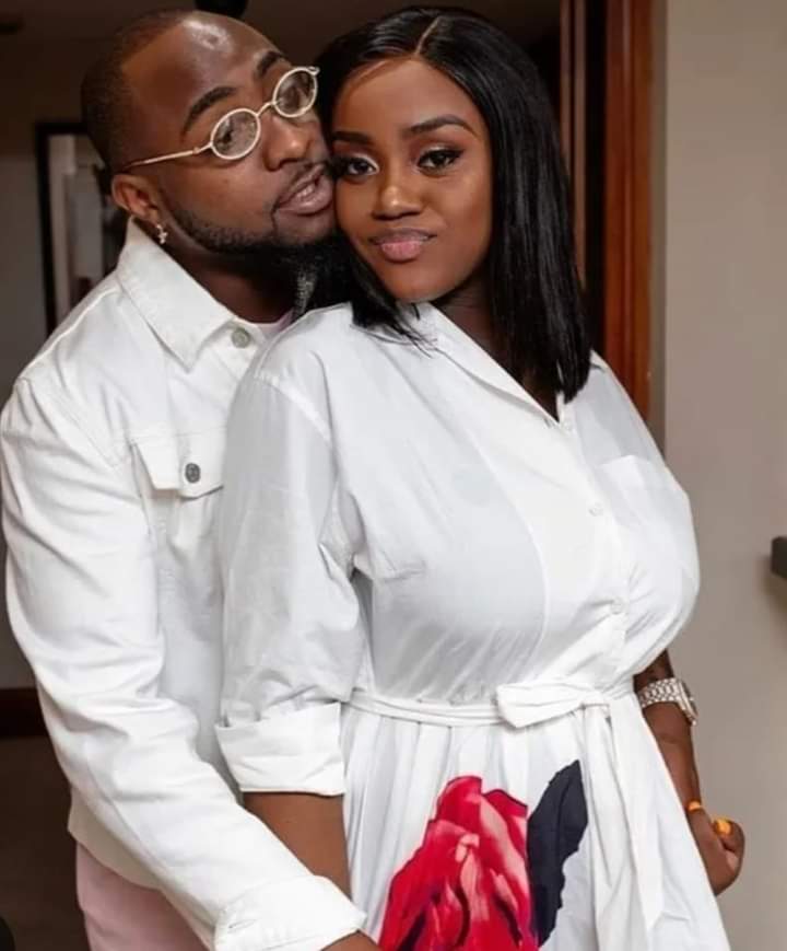 Image de Célébrités. Dans le but de répondre à des critiques sur sa relation avec la mère de son défunt fils, l'artiste nigérian, Davido a confirmé s'être engagé légalement avec celle qui est son épouse, la belle Chioma Rowland. Le mariage a été célébré durant ce long congé sabbatique consécutif au décès de son fils. Ce fut un moment pour réfléchir, passer du temps en famille et faire bien d'autres choses, a confié l'artiste. Ce fut vraiment discret. Toutes nos félicitations au couple et désolé pour tous ceux qui voyaient de l'orage dans cette relation. Que pensez vous du ce mariage de Davido et Chioma?