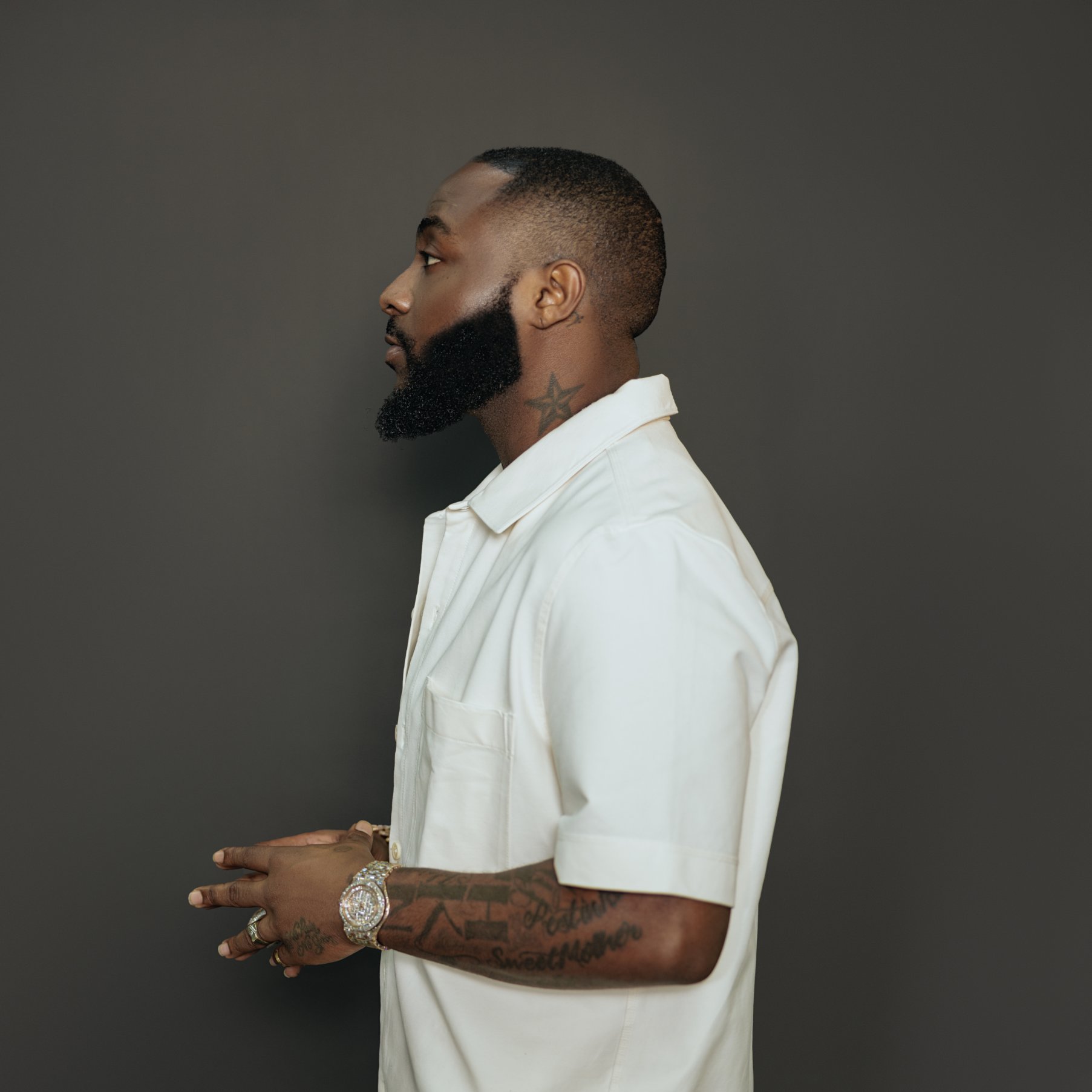 Image de Musique/Radio. L'artiste nigérian Davido est à la tête des performances musicales sur toutes les plateformes de téléchargement musical. Avec 4,91 millions de streams sur Spotify en la seule journée du 31 Mars, il devance son collègue et concitoyen Burna Boy qui détenait le record avec 4,89 millions de streams en une journée. Une performance que l'artiste reconduit sur Boomplay avec plus de 7,25 millions de streams, devançant encore de très loin Burna Boy dont le records tournait autour de 3,25 millions, toujours en une journée. Que dire de ces performances énormes et historiques de celui qui marque son retour avec son album "Timeless" après une période sabbatique? Que dites vous de ces statistiques?