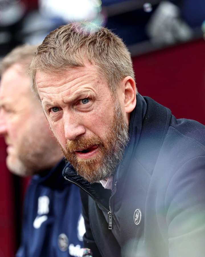 Image de Football. L'aventure de Graham Potter, chez les Blues de Chelsea, a pris fin après la défaite 2 buts à 0 face à Aston Villa en championnat. Les dirigeants du club anglais ont décidé de se séparer du coach et en remplacement ont porté Bruno Saltor aux commandes du club en attendant de trouver la bonne personne afin de ramener le club à de meilleurs résultats. Ce fut également l'occasion pour le français Ngolo Kanté de refaire son retour sur la pelouse après une longue période d'absence pour blessure. Que pensez vous de cette décision de Chelsea de se débarrasser de Potter?