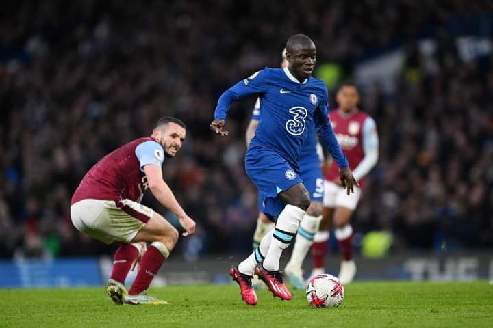 Troisième Image de Football. L'aventure de Graham Potter, chez les Blues de Chelsea, a pris fin après la défaite 2 buts à 0 face à Aston Villa en championnat. Les dirigeants du club anglais ont décidé de se séparer du coach et en remplacement ont porté Bruno Saltor aux commandes du club en attendant de trouver la bonne personne afin de ramener le club à de meilleurs résultats. Ce fut également l'occasion pour le français Ngolo Kanté de refaire son retour sur la pelouse après une longue période d'absence pour blessure. Que pensez vous de cette décision de Chelsea de se débarrasser de Potter?