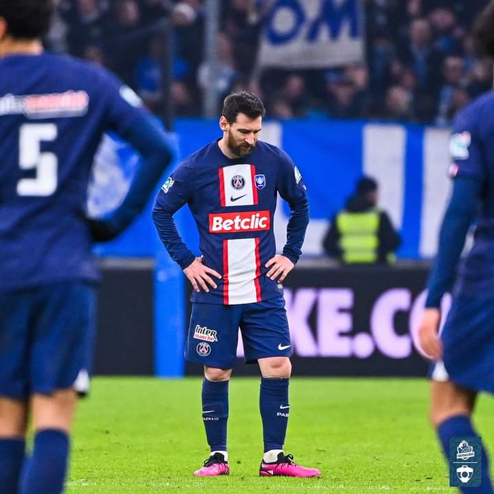 Image de Football. Selon plusieurs sources concordantes, Messi quittera le PSG d'ici peu pour une autre destination. Parmi ces destinations, l'on envisage un retour au Barcelone, un départ vers les Etats-Unis d'Amérique ou vers l'Arabie Saoudite? Pensez vous que Messi quittera le PSG?