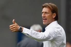 Image de Football. Le français Hervé Renard s'est vu décelé par la CAF le titre de l’entraîneur de l’année. Précédemment au service des éléphants, le technicien français a fait montre de ses talents en permettant après les Chipolo, aux éléphants , à leur tour de remporter le trophée continental. Ainsi, le français a remporté deux CAN consécutives avec deux équipes différentes. C'est donc sans surprise qu'il remporte le tire de meilleur entraîneur.