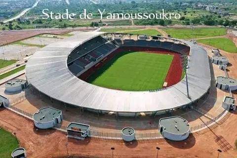 Image de Football. Le stade de Yamoussoukro referme ses portes 10 mois après son inauguration qui s'était faite le 03 Juin 2022. Le stade d'une capacité de 20.000 places ferme pour une finition de travaux afin d'être fin prête pour la CAN 2023 qui débutera le 13 janvier 2024. De quelles finitions s'agit il? Je n'en sais rien mais c'est quand même surprenant cette "reprise" de produit après lancement. Qu'en dites vous?