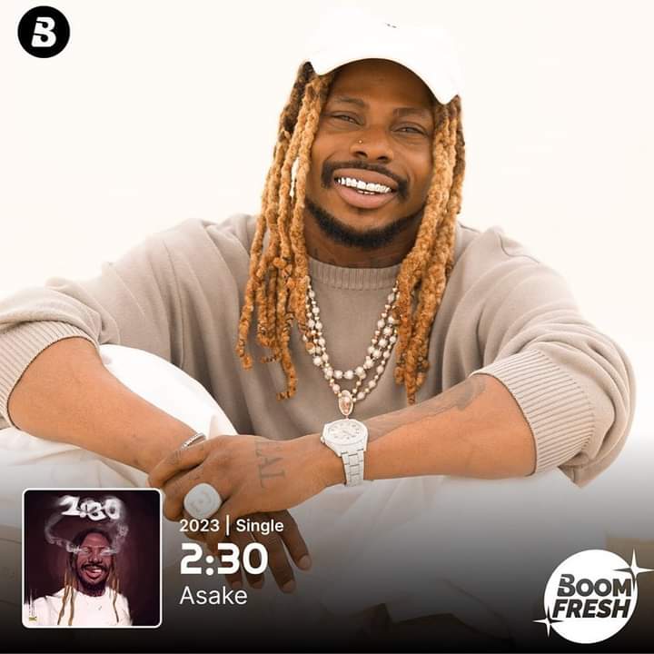 Image de Musique/Radio. Que dire si ce n'est que féliciter les artistes nigérians pour leurs différents projets. Après Wizkid et Davido, la star nigériane Asake, a mis en ligne son nouveau projet, un single dénommé "2:30". Je ne l'ai pas encore écouté mais juste voir qu'il a été visionné 1,6 millions de fois sur YouTube en 24h m'invite à traiter ce titre avec respect. Il a fait mieux que Davido et Wizkid en 24h. J'imagine les records à venir. Je vais trouver un lieu assez calme et savourer cette chanson qui me semble déjà extraordinaire. Faites comme moi, seulement, laissez moi vos avis après écoute.