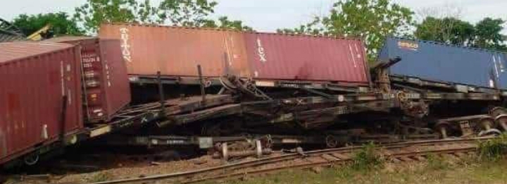 Image de Faits Divers. Un train de marchandise faisant le trajet Abidjan-Ouagadougou a déraillé au niveau de la gare de Kan, dans la zone de Bouaké. Mais il eut plus de peur que de mal. Aucune perte en vie humaine n'est à déplorer. Les raisons de cet accident restent encore inconnue. Mais je m'interroge sur la qualité du réseau ferroviaire en Côte d'Ivoire et dans la sous région. Avez vous déjà fait un trajet en train en Côte d'Ivoire? Comment fut l'expérience?